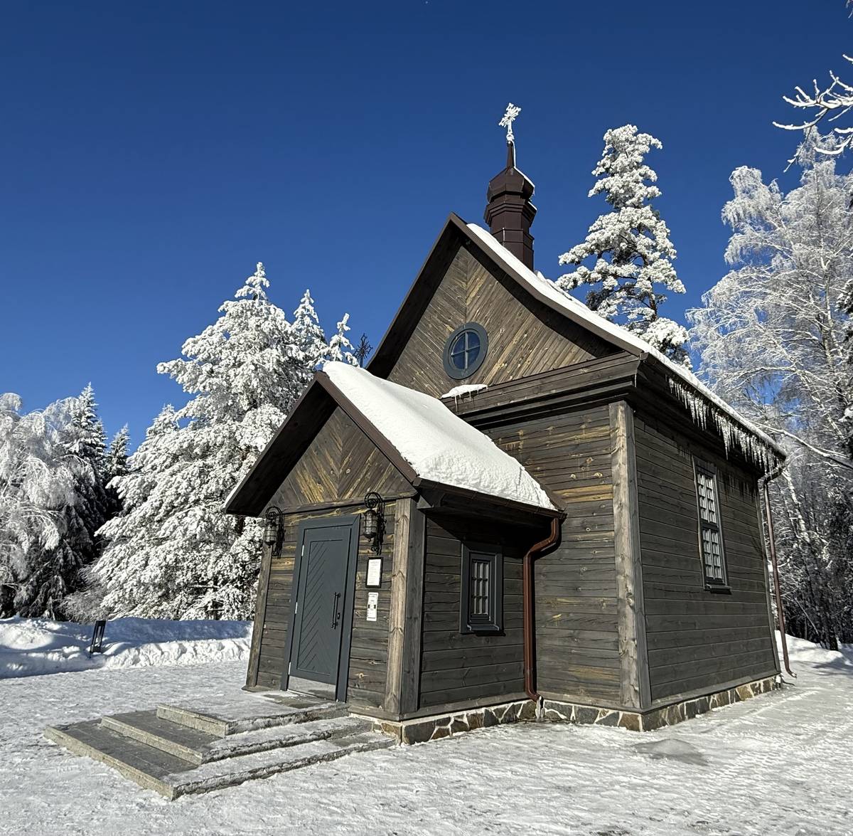 Вид с юго-запада, фасады. Церковь Рождества Пресвятой Богородицы, Хатынь (Логойский район, Беларусь, Минская область)