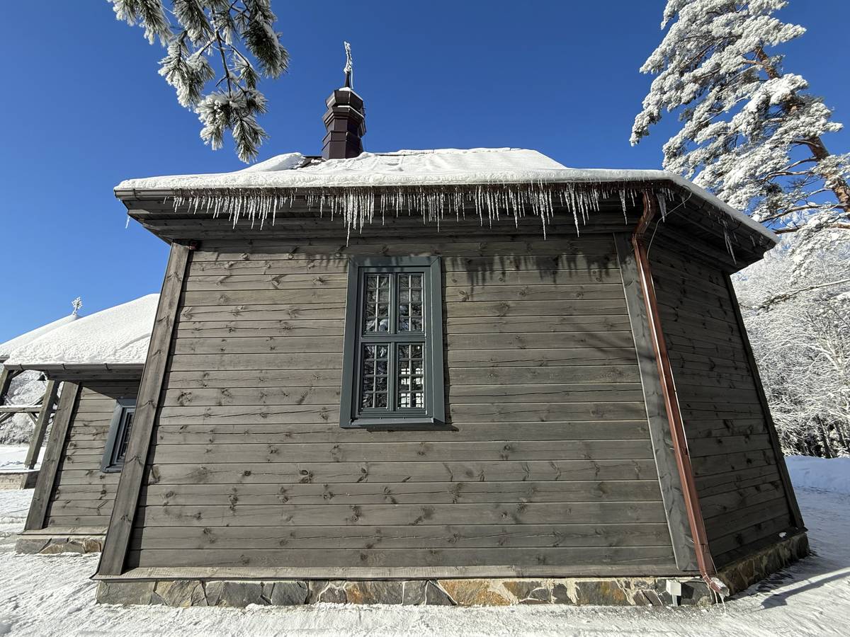 Вид с юга, фасады. Церковь Рождества Пресвятой Богородицы, Хатынь (Логойский район, Беларусь, Минская область)