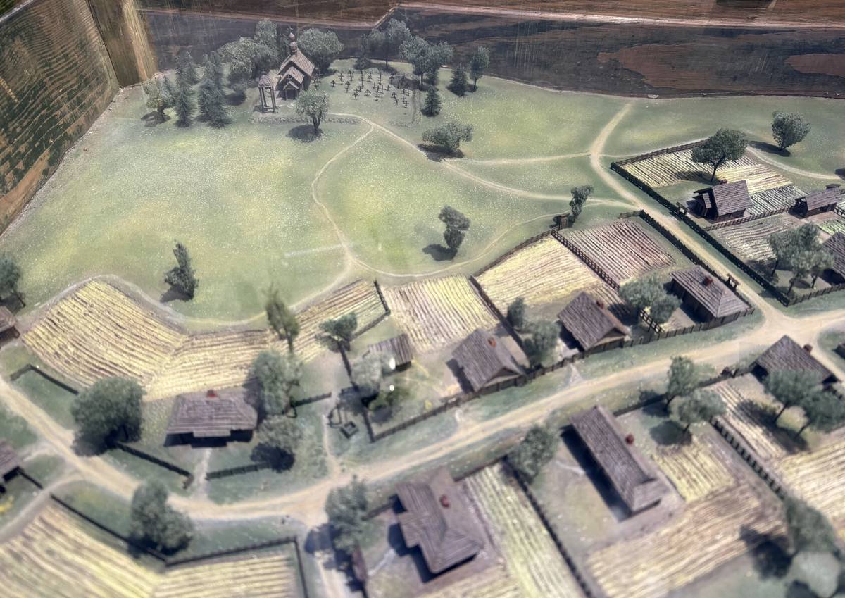 Макет в экспозиции музея, где видно место расположения старой церкви.  Нынешняя церковь смещена на юго-запад примерно на 70 метров, дополнительная информация. Церковь Рождества Пресвятой Богородицы, Хатынь (Логойский район, Беларусь, Минская область)