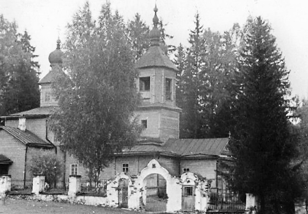 Церковь Тихвинской иконы Божией Матери, Марково, урочище (Мошенской район, Новгородская область). архивная фотография, фото с сайта https://vk.com/photo-32622056_457239089