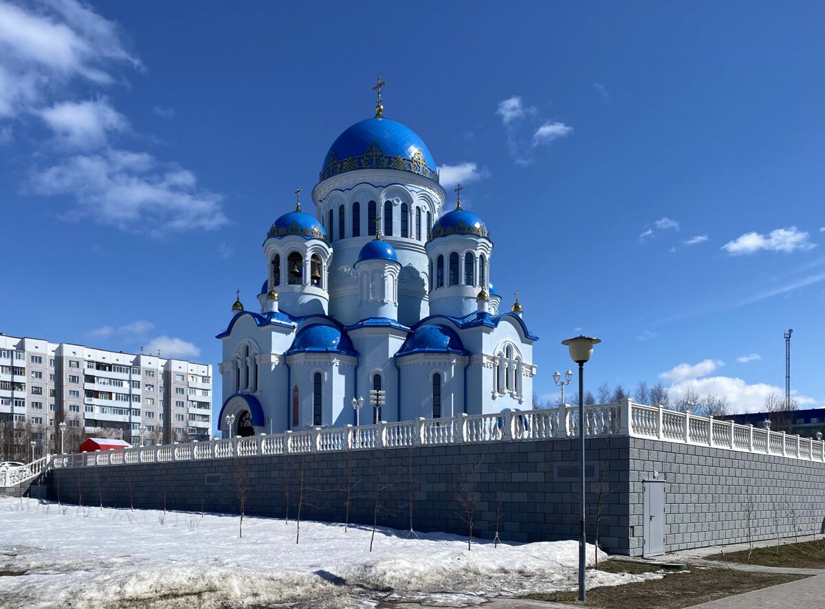 Кафедральный собор Троицы Живоначальной, Сургут (Сургутский район и г. Сургут, Ханты-Мансийский автономный округ). фасады, Вид с юго-запада