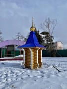 Памятная часовня, Часовня на месте монастыря (в центральном парке), на заднем плане Троицкая церковь<br>, Киренск, Киренский район, Иркутская область
