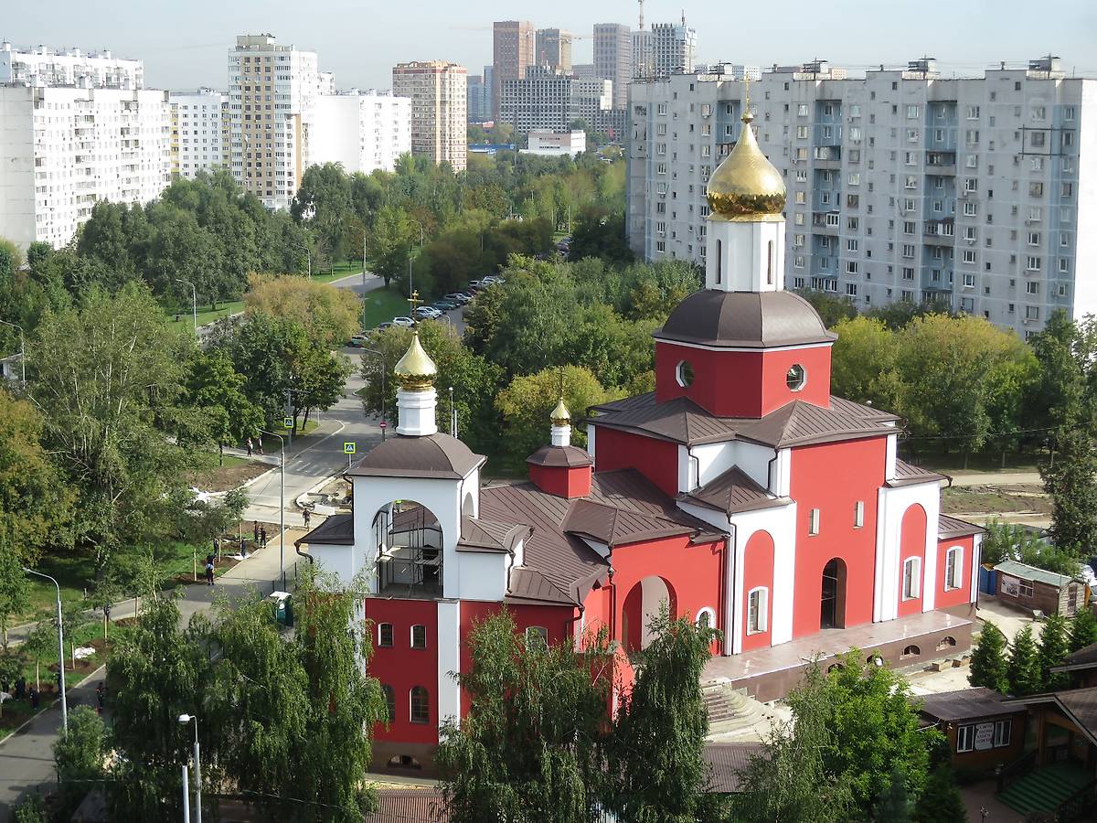 общий вид в ландшафте. Церковь Симеона Верхотурского в Марьине, Марьино (Юго-Восточный административный округ (ЮВАО), г. Москва)