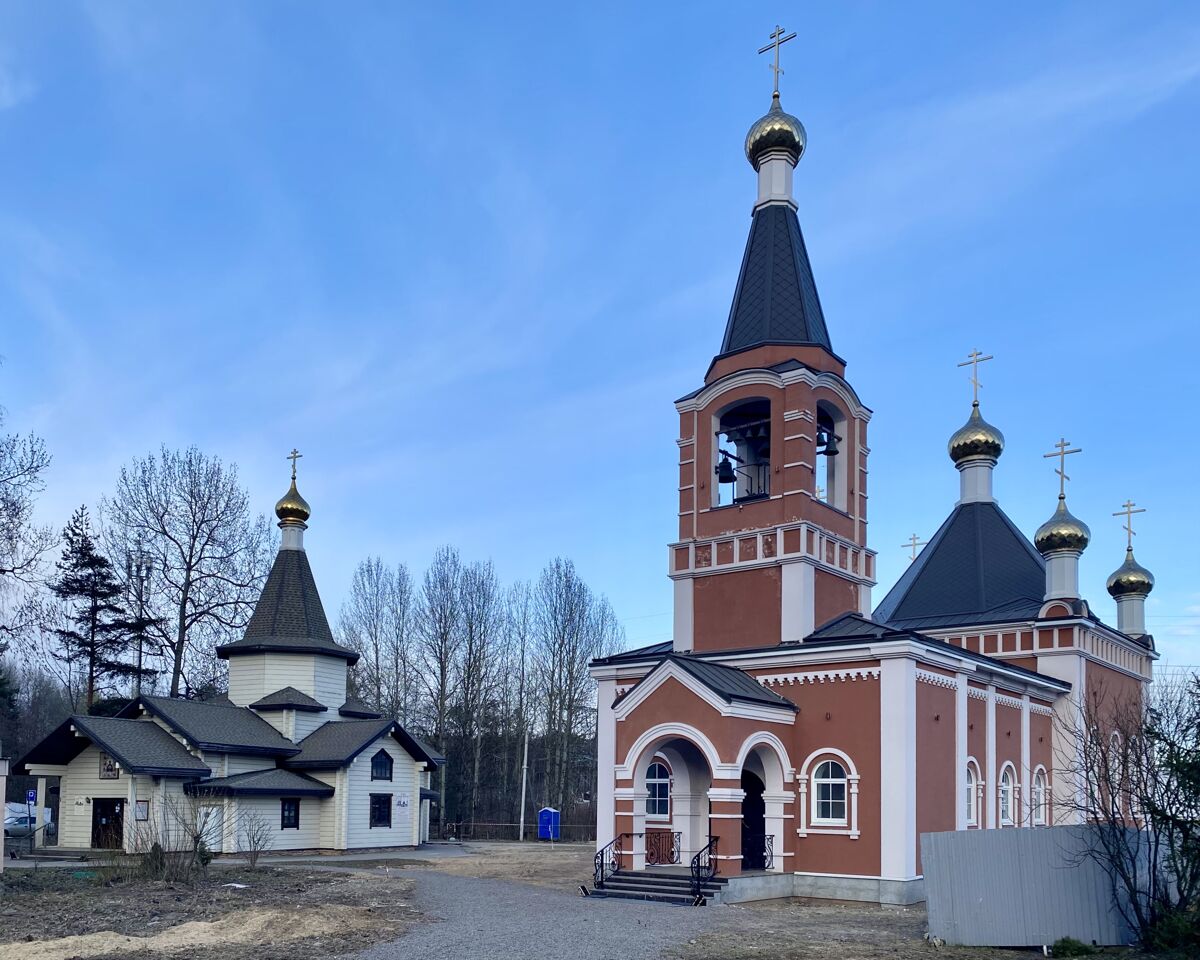 Церковь Тихона, Патриарха Всероссийского, Красногвардейский район (Санкт-Петербург, г. Санкт-Петербург). фасады, Рядом со Знаменским храмом