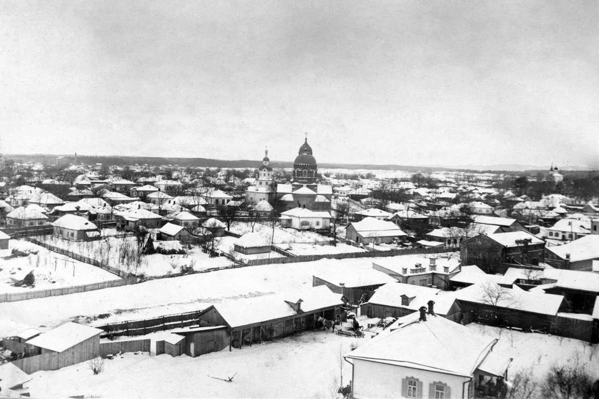 Храмовый комплекс. Старая и новая церкви Николая Чудотворца, Лебедин (Сумской район, Украина, Сумская область). архивная фотография, Панорама города с двумя церквями св. Николая. Фото из личного альбома С.А. Таранушенко, 1915 г. Адрес хранения: Институт рукописи Национальной библиотеки Украины имени В.И. Вернадского