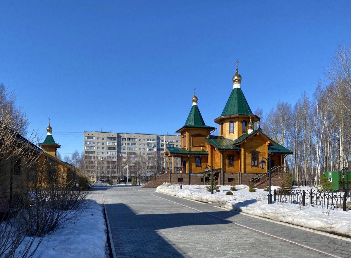 Нижневартовск. Церковь Александра Невского. фасады, Вид с юга, слева приходской дом