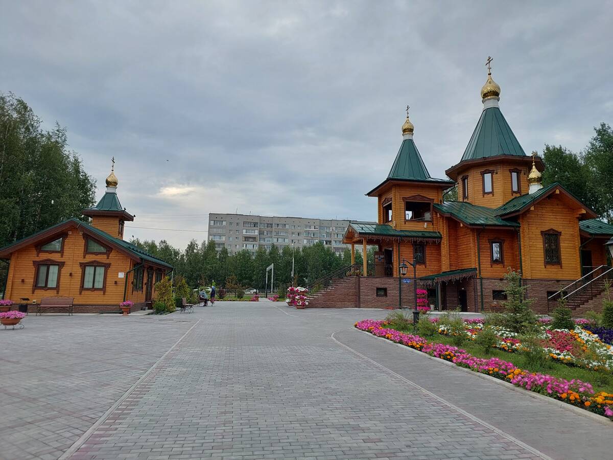 Церковь Александра Невского, Нижневартовск (Нижневартовский район и г. Нижневартовск, Ханты-Мансийский автономный округ). общий вид в ландшафте