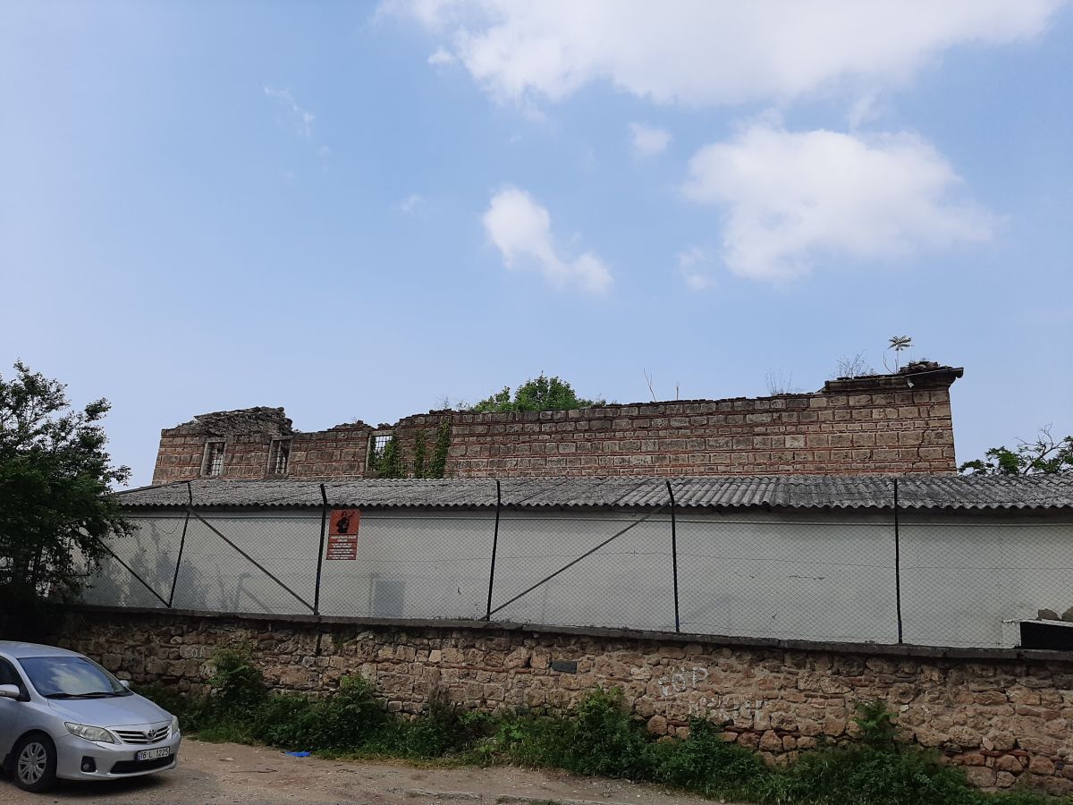 Церковь Святых Апостолов, Бурса (Бурса, Турция). документальные фотографии, Южный фасад за забором