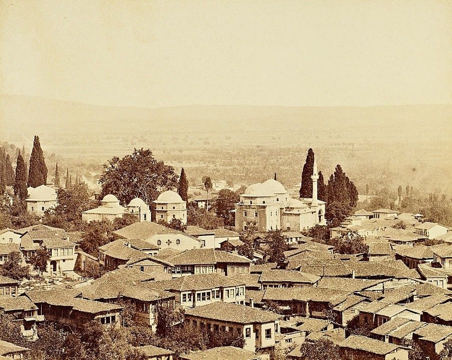 Церковь Святых Апостолов, Бурса (Бурса, Турция). архивная фотография, Вид с востока (церковь - здание с двумя круглыми и одной крестообразной розеткой в центре)