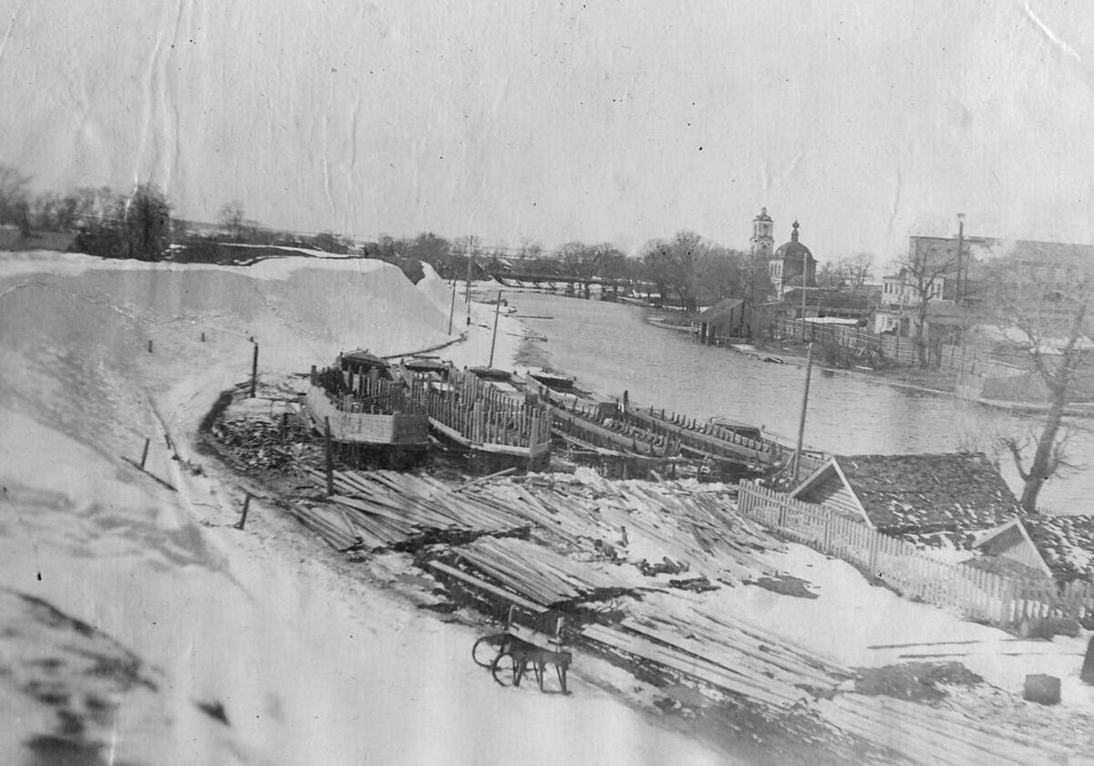 Церковь Иоанна Богослова, Переславль-Залесский (Переславский район и г. Переславль-Залесский, Ярославская область). архивная фотография, Вид с городского вала на левом берегу реки Трубеж,. Фото 1920-х г.г. ХХ в.