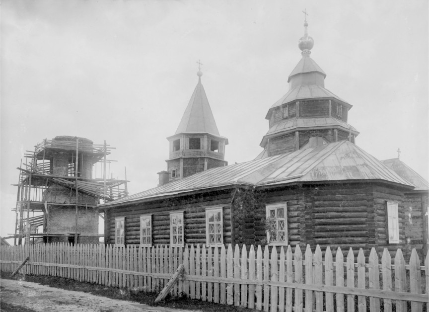 Чудь. Храмовый комплекс. Старая и новая церкви Успения Пресвятой Богородицы. архивная фотография, Общий вид с юго-востока. Снято во время строительства каменного храма. Фото 1908-1912 гг. из коллекции ГНИМА. (ГК №16717642)