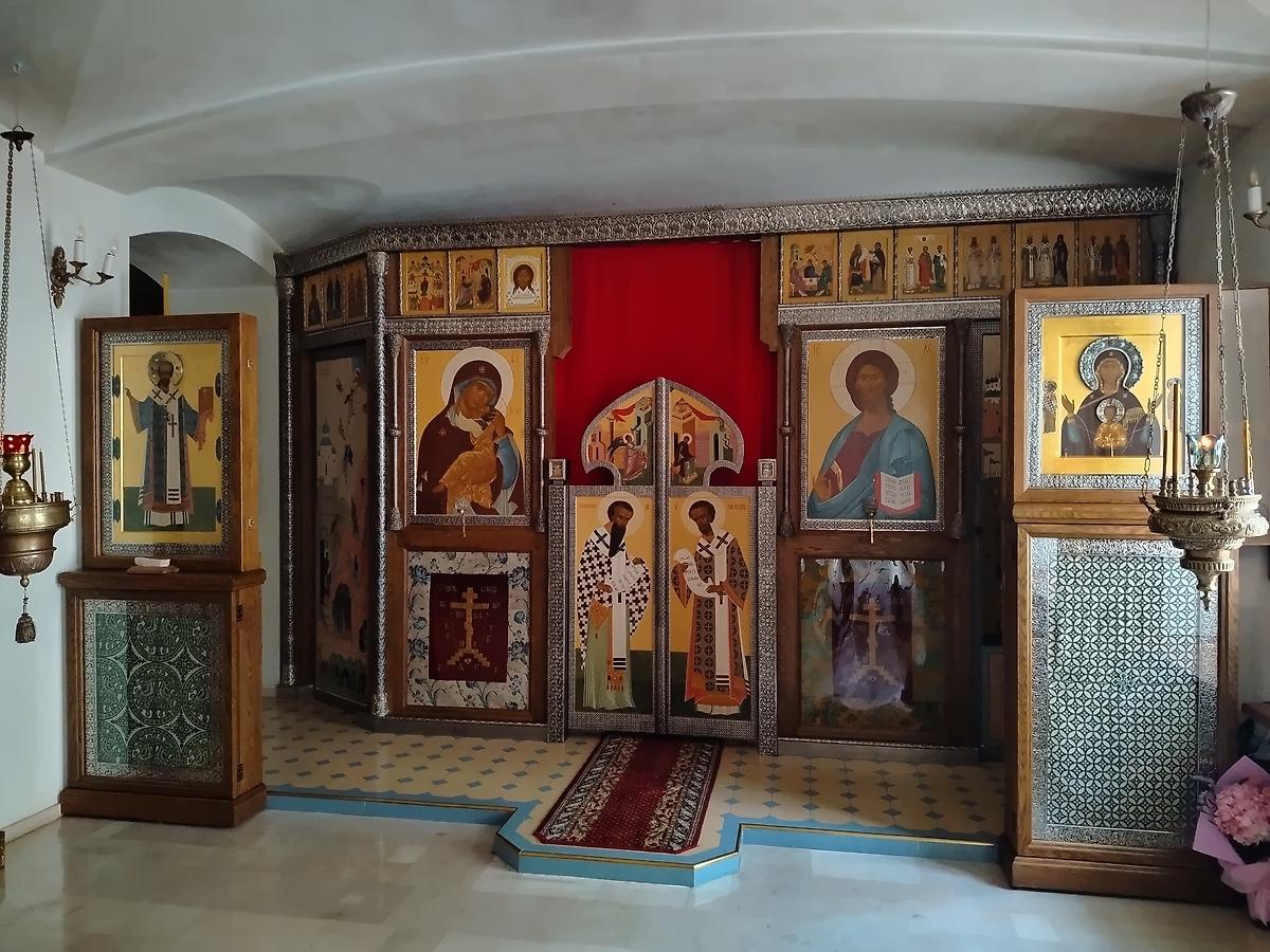 Иконостас домового храма во имя святителя Иоанна Златоуста, интерьер и убранство. Домовая церковь Иоанна Златоуста при Центре изучения истории и наследия Златоустовского монастыря, Басманный (Центральный административный округ (ЦАО), г. Москва)