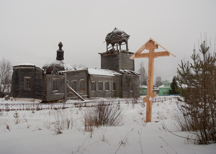 Храмовый комплекс Селецкого погоста, Погост (Селецкий погост) (Холмогорский район, Архангельская область). дополнительная информация, Поминальный крест на месте Воскресенской церкви, на заднем плане Введенская церковь