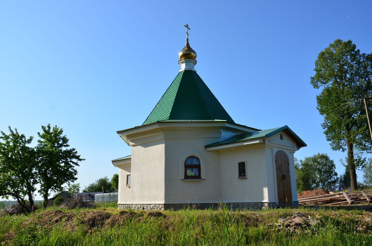Храм-часовня Мартирия Зеленецкого, Корнилово (Куньинский район, Псковская область). общий вид в ландшафте