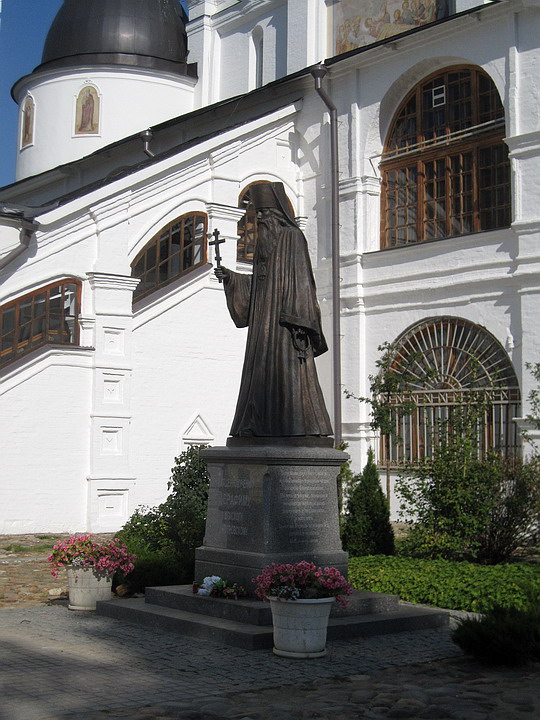 Кремль, Дмитров (Дмитровский городской округ, Московская область). дополнительная информация, Памятник Серафиму, епископу Дмитровскому