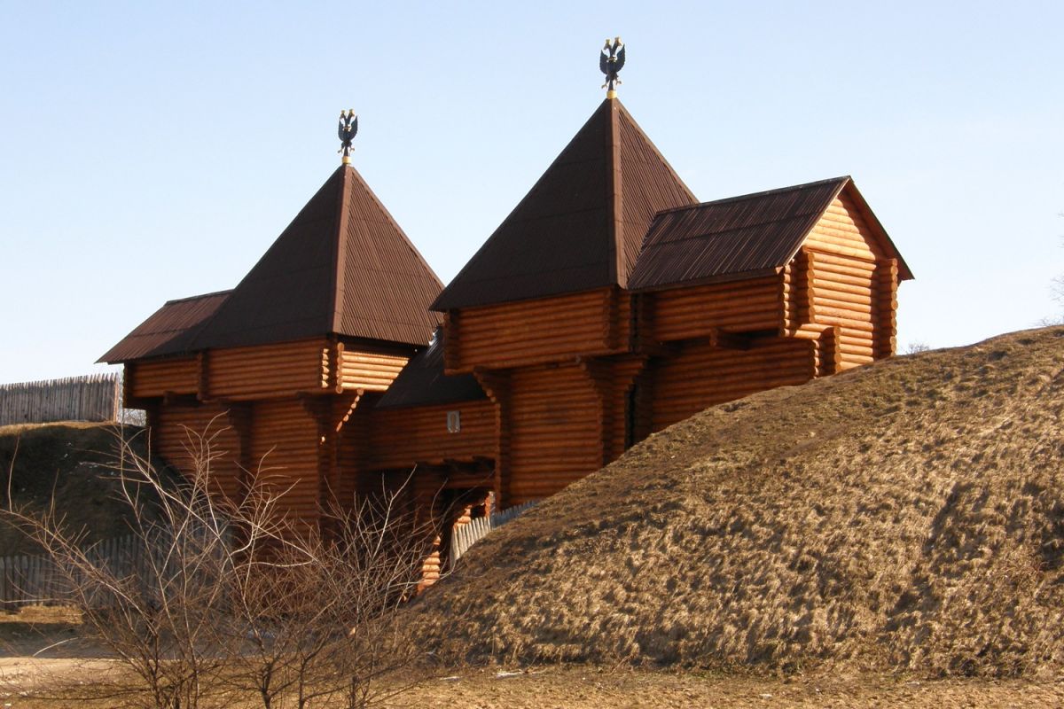 Кремль, Дмитров (Дмитровский городской округ, Московская область). дополнительная информация, Никольские ворота, один из старых вариантов, сгорели в 2010 г.