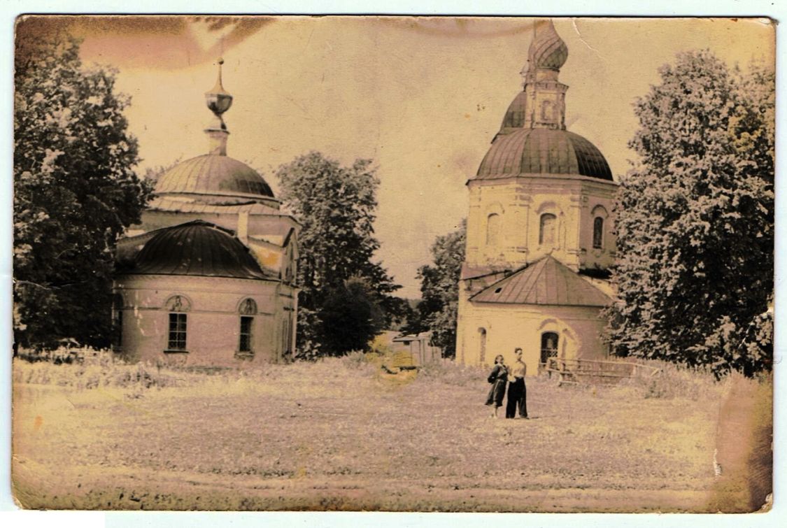 Храмовый комплекс. Церкви Положения Пояса Пресвятой Богородицы и Собора Архистратига Михаила и прочих Сил бесплотных, Семёновское (Борисоглебский район, Ярославская область). архивная фотография, Частная коллекция. Фото 1950-х годов
