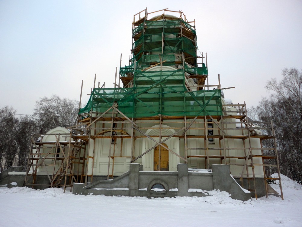 Новосибирск. Церковь Николая, царя-мученика. документальные фотографии, Южная сторона храма. Вид со двора.