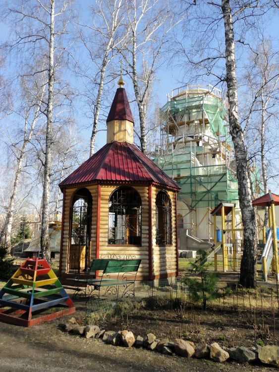Церковь Николая, царя-мученика, Новосибирск (Новосибирск, город, Новосибирская область). документальные фотографии, Звонница и строящийся храм. Вид от временной церкви