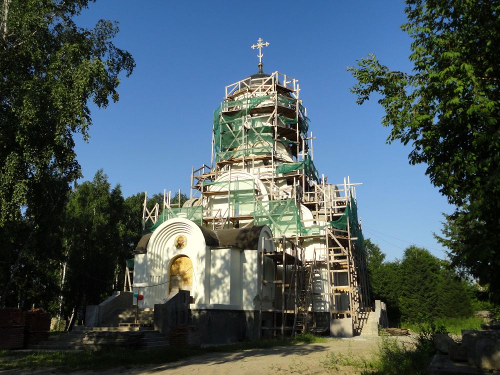 Церковь Николая, царя-мученика, Новосибирск (Новосибирск, город, Новосибирская область). документальные фотографии, 19 мая 2018 г. купол с крестом поднят и установлен в навершие храма. Вид с юго-запада