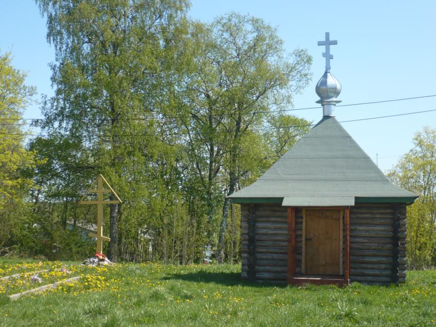 Неизвестная часовня, Ивановское (Череповецкий район, Вологодская область). дополнительная информация, Часовня и поклонный крест рядом с разрушенной Рождественской церковью.