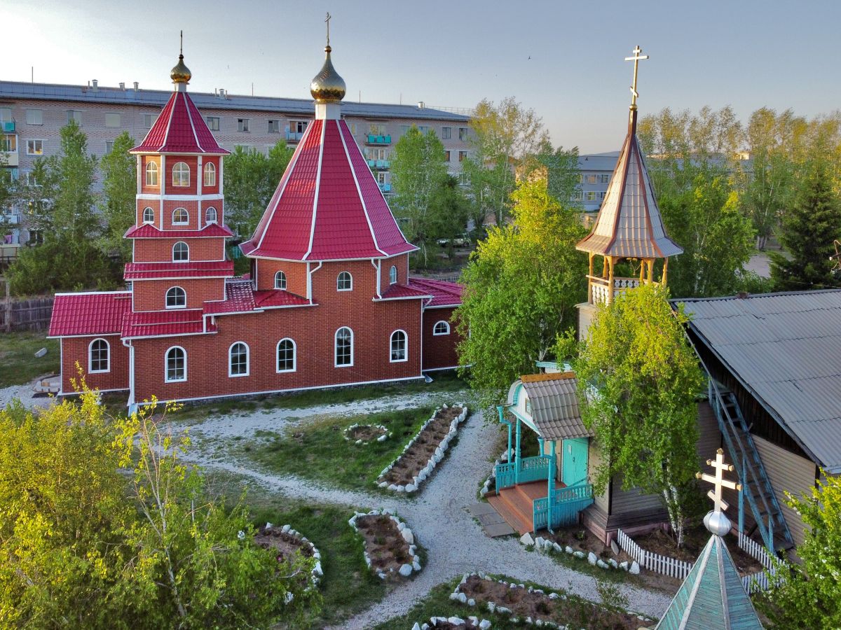 Церковь Елисаветы Феодоровны, Новая Брянь (Заиграевский район, Республика Бурятия). дополнительная информация, Вид с юга (справа Вознесенская церковь)