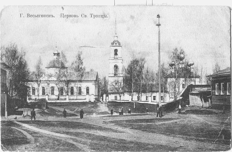 Казанская церковь справа. Начало XX века. goskatalog.ru, архивная фотография. Храмовый комплекс. Церкви Казанской иконы Божией Матери и  Троицы Живоначальной, Весьегонск (Весьегонский район, Тверская область)