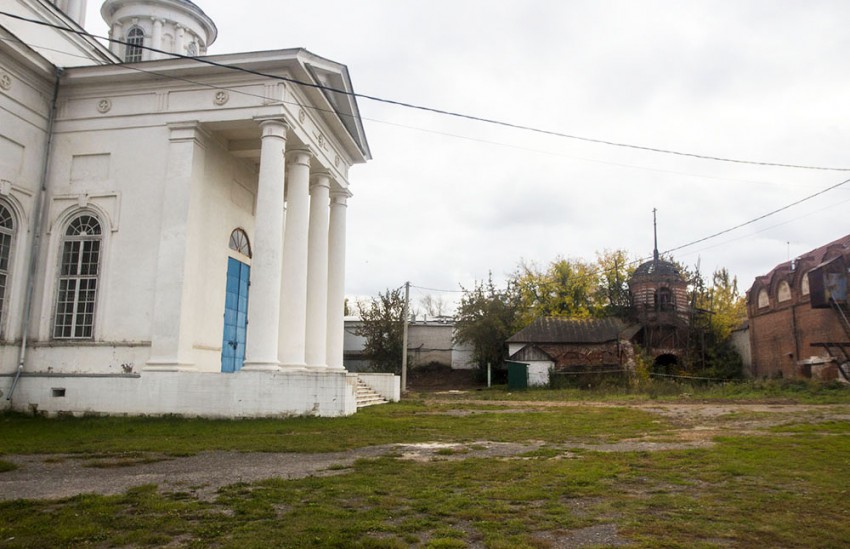 Храмовый комплекс. Собор Вознесения Господня и церковь Георгия Победоносца, Лысково (Лысковский район, Нижегородская область). архитектурные детали, Общий вид от здания Епархии