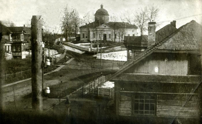 Церковь Тихвинской иконы Божией Матери, Осьмино (Лужский район, Ленинградская область). архивная фотография, Колокольня уже разобрана. Фото 1930-х годов из приходского архива