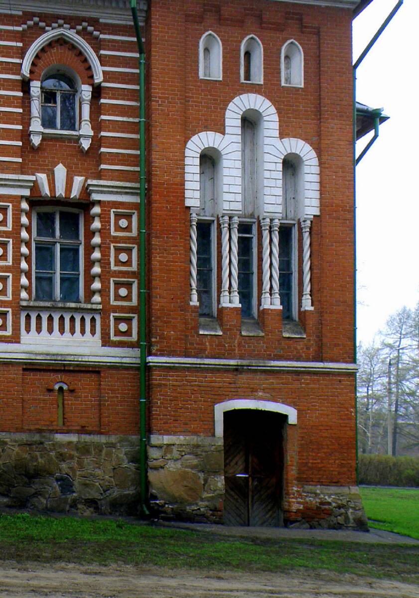 Домовая церковь Петра и Павла в замке Шереметевых, Юрино (Юринский район, Республика Марий Эл). архитектурные детали, Вход на второй этаж