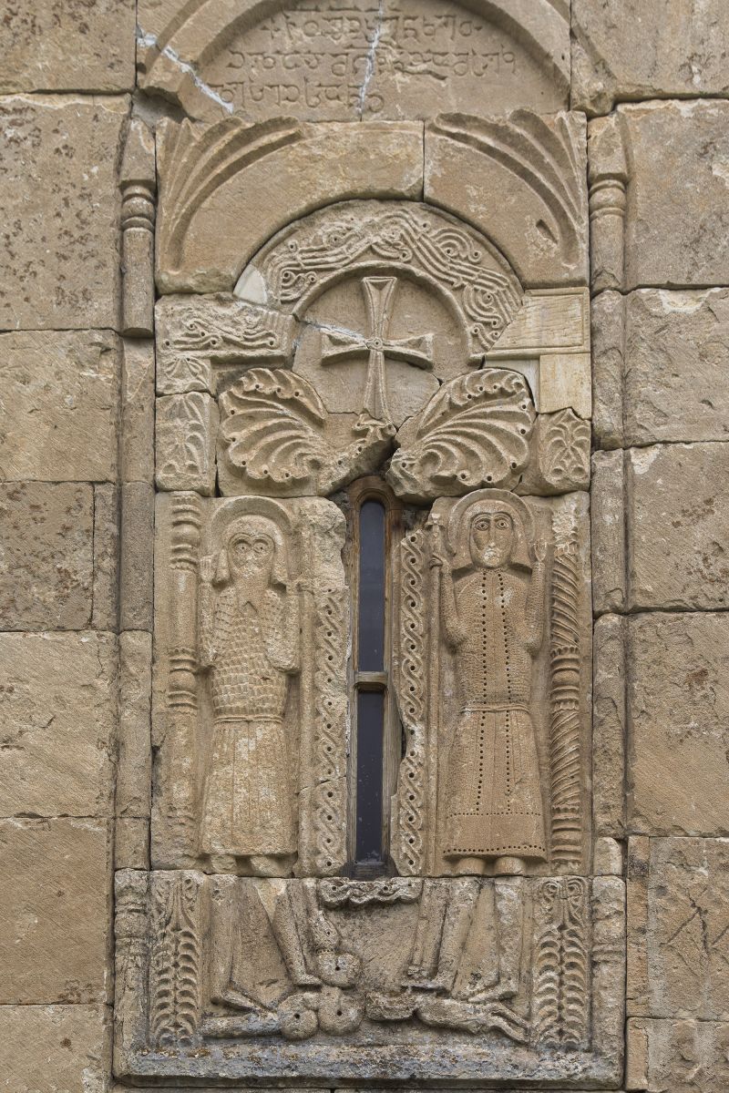 Церковь Георгия Победоносца, Мравалдзали (Рача-Лечхуми и Квемо-Сванети, Грузия). архитектурные детали, рельеф на восточном фасаде XI в.