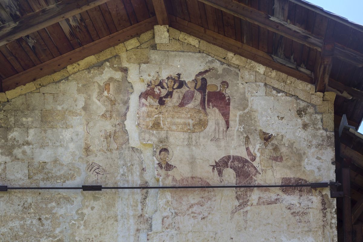 Свипи. Церковь Георгия Победоносца. архитектурные детали, фреска на восточном фасаде