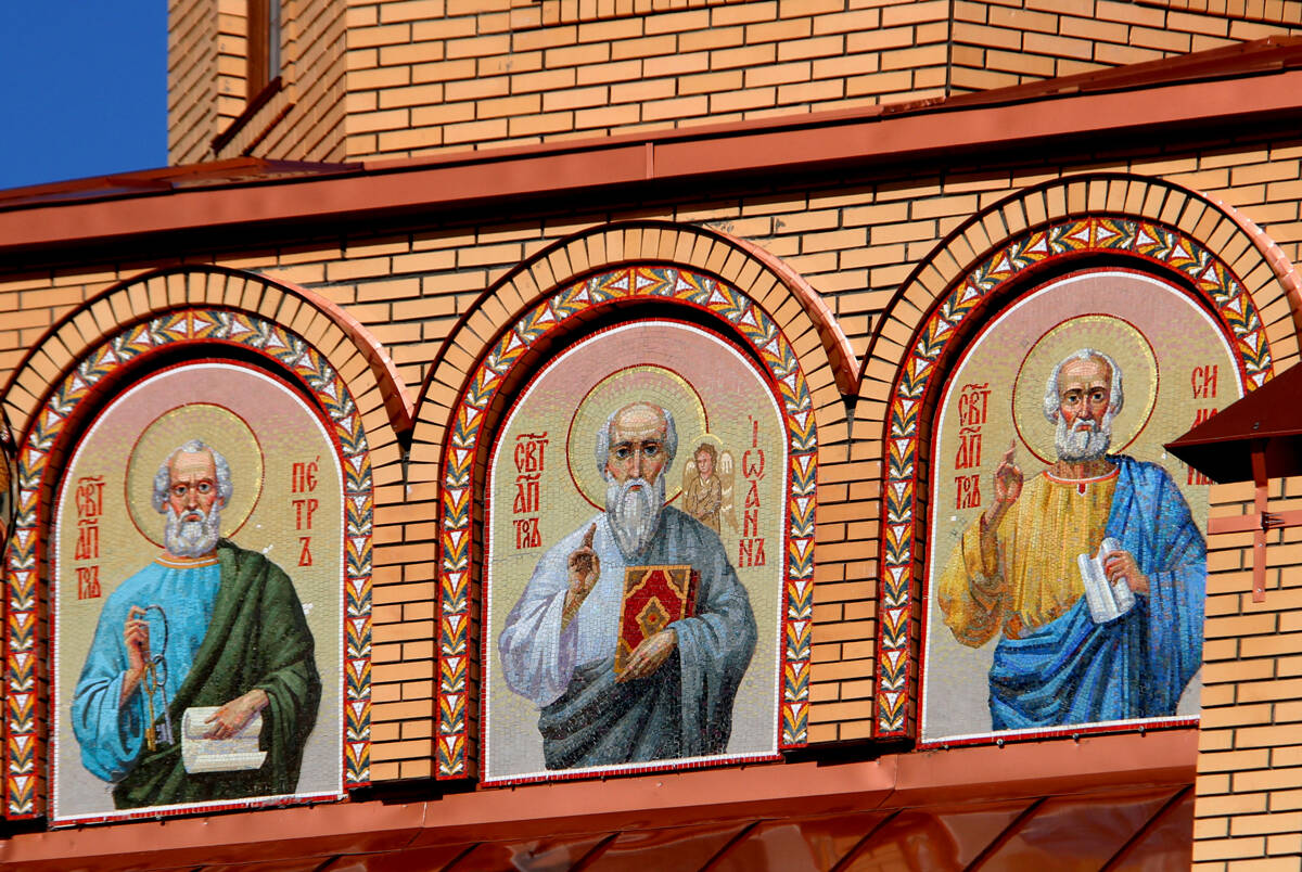 Церковь Троицы Живоначальной, Барнаул (Барнаул, город, Алтайский край). дополнительная информация, Образа святых на фронтоне колокольни.