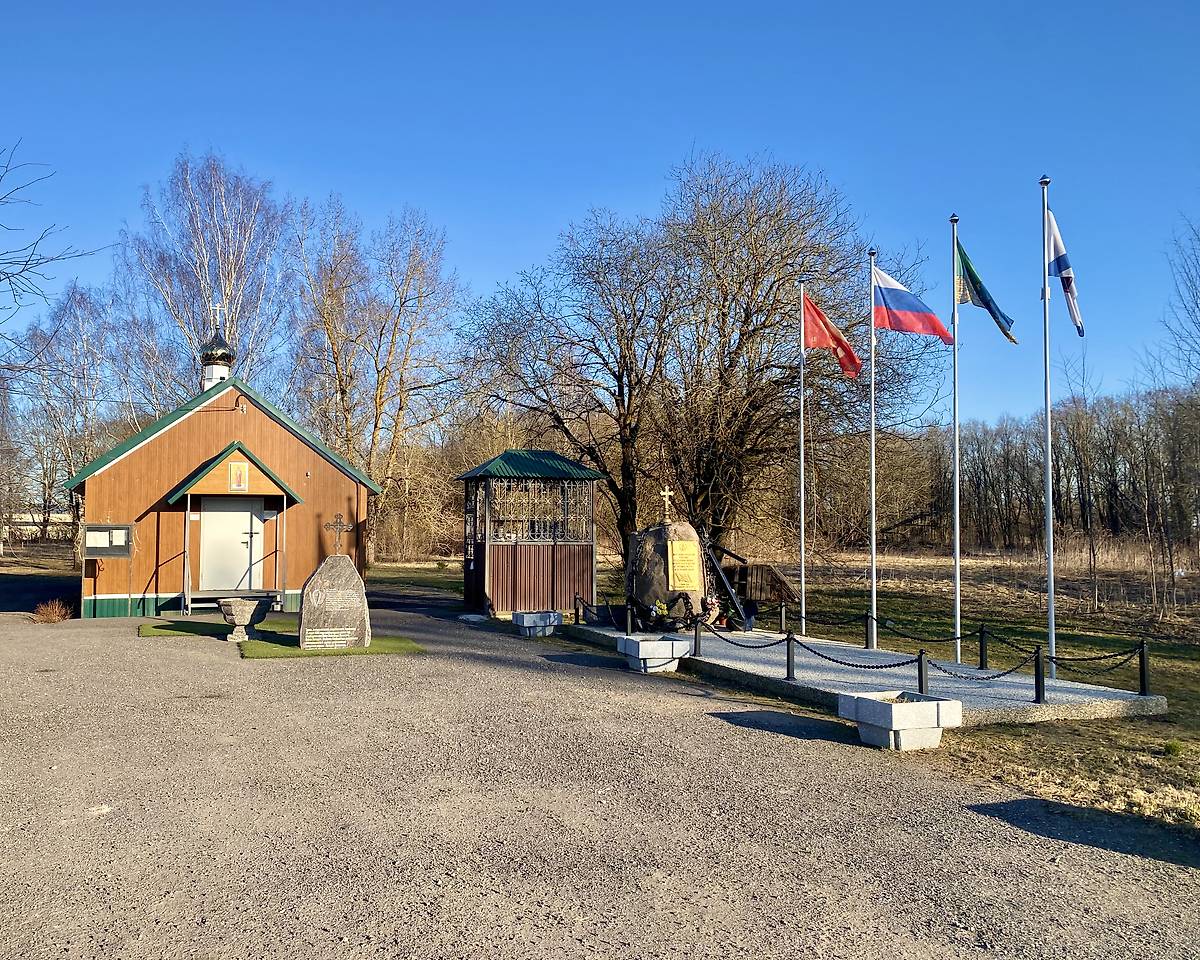 Храм с памятными сооружениями, общий вид в ландшафте. Церковь Валаамской иконы Божией Матери, Терволово (Гатчинский район, Ленинградская область)