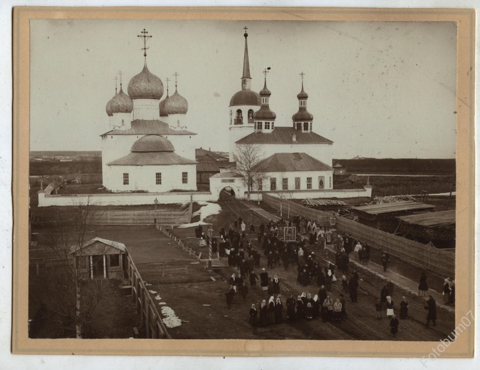 Белозерск. Храмовый комплекс. Собор Спаса Преображения и церковь Василия Великого. архивная фотография, Частная коллекция. Фото 1900-х годов