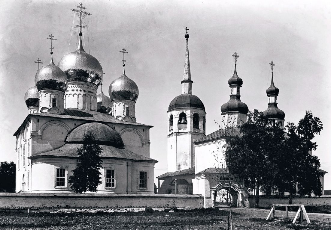 Храмовый комплекс. Собор Преображения Господня и церковь Василия Великого, Белозерск (Белозерский район, Вологодская область). архивная фотография, Фотоснимок с дореволюционной фотографии начала ХХ века.