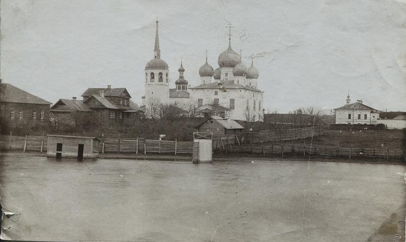 Из фондов Белозерского краеведческого музея (с сайта goscatalog.ru, №17693548) , архивная фотография. Храмовый комплекс. Собор Преображения Господня и церковь Василия Великого, Белозерск (Белозерский район, Вологодская область)