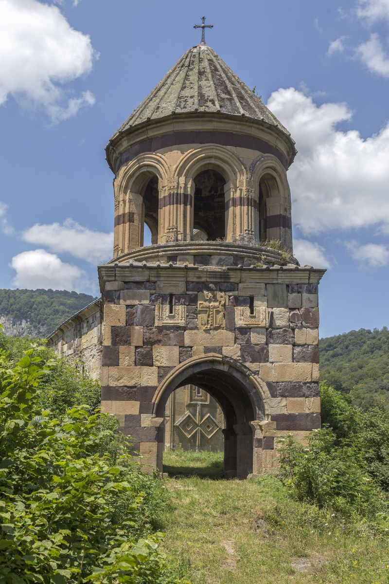 Гударехи. Монастырь Богородицы. Церковь Богородицы. архитектурные детали, Колокольня, построенная в 1278 году, считается самой старой датированной колокольней в Грузии