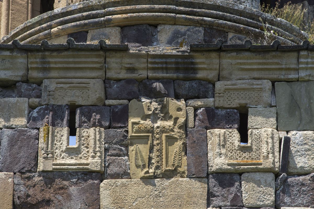Гударехи. Монастырь Богородицы. Церковь Богородицы. архитектурные детали, окна и крест на восточном фасаде колокольни