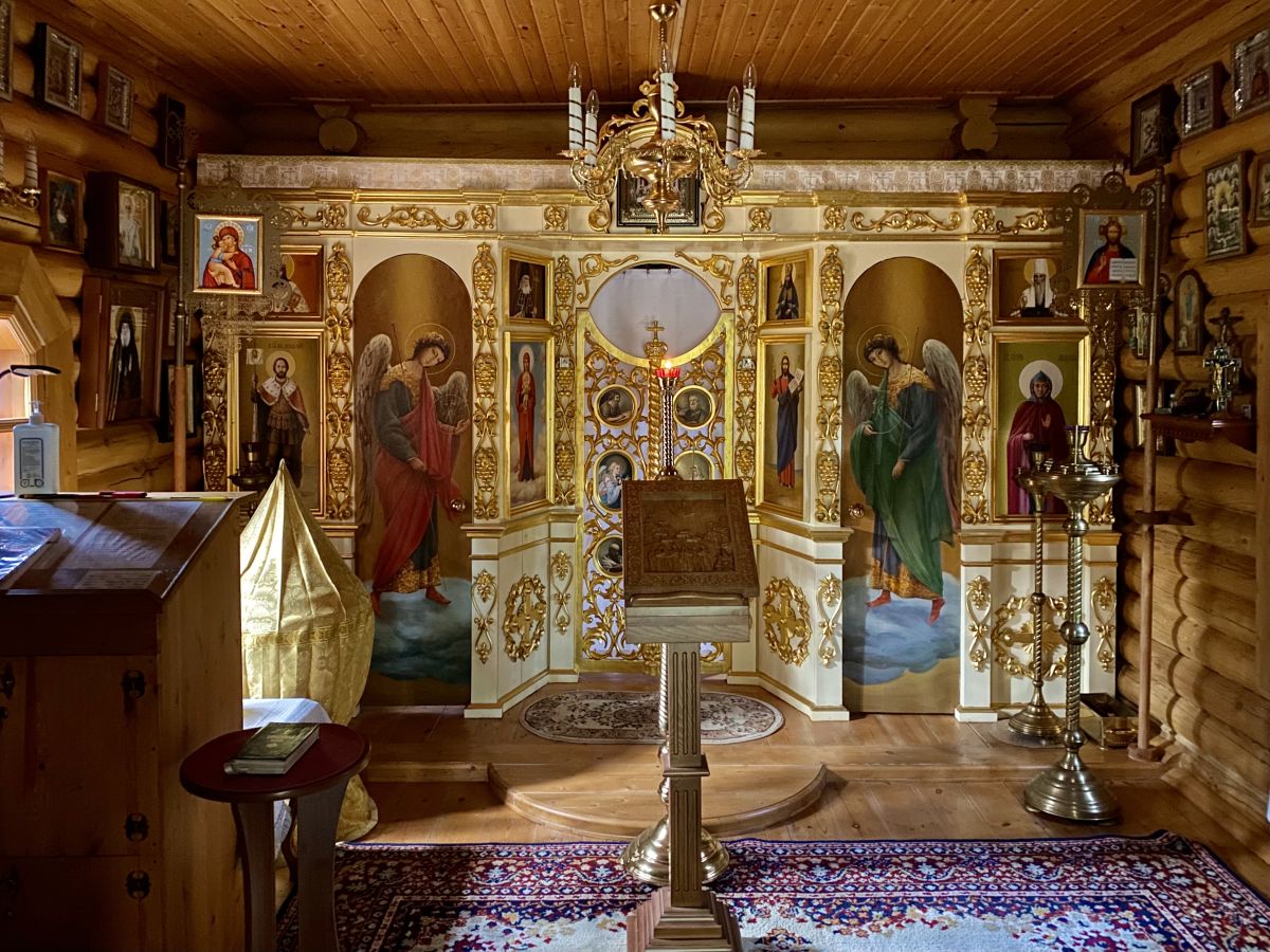 Церковь Мучеников младенцев Вифлеемских, Сосны (Красноярск, город, Красноярский край). интерьер и убранство, Средняя часть храма