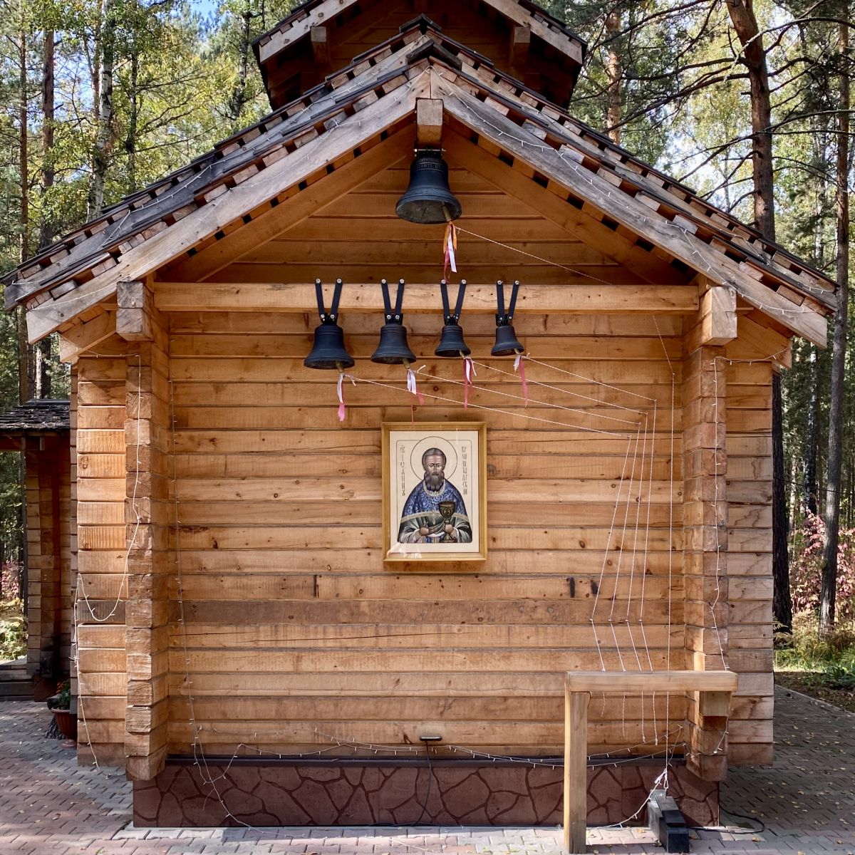 Церковь Иоанна Кронштадтского, Маяк, СНТ (Красноярск, город, Красноярский край). дополнительная информация, Звонница на восточном фасаде
