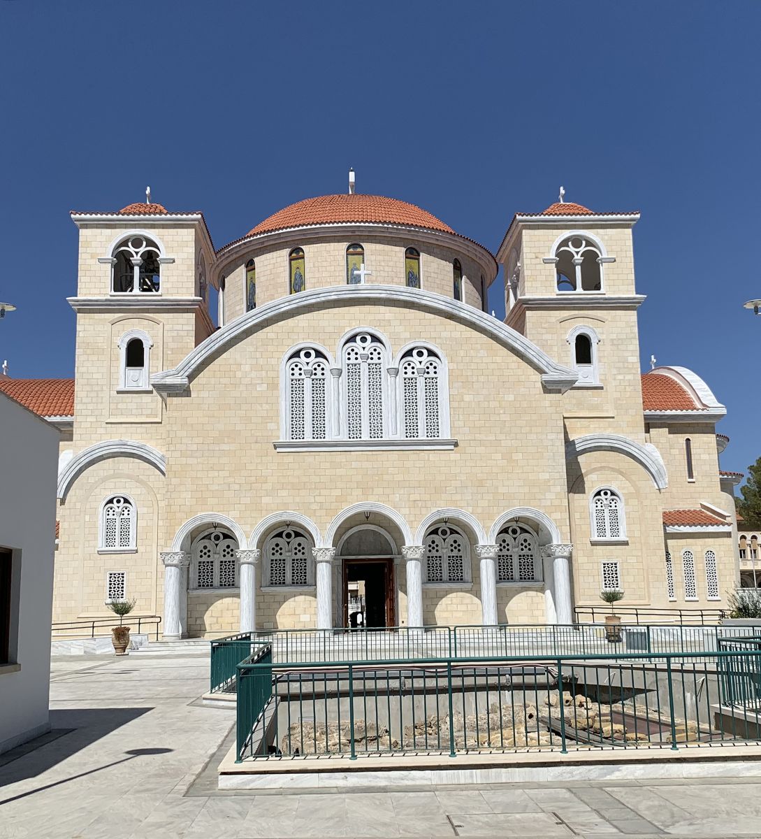 Кафедральный собор Варнавы апостола, Никосия (Никосия, Кипр). фасады