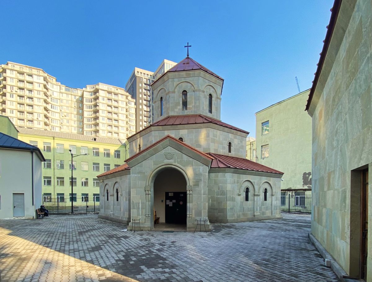 Тбилиси. Церковь Георгия Победоносца в Сабуртало. фасады, Вид с запада, справа стена малой церкви