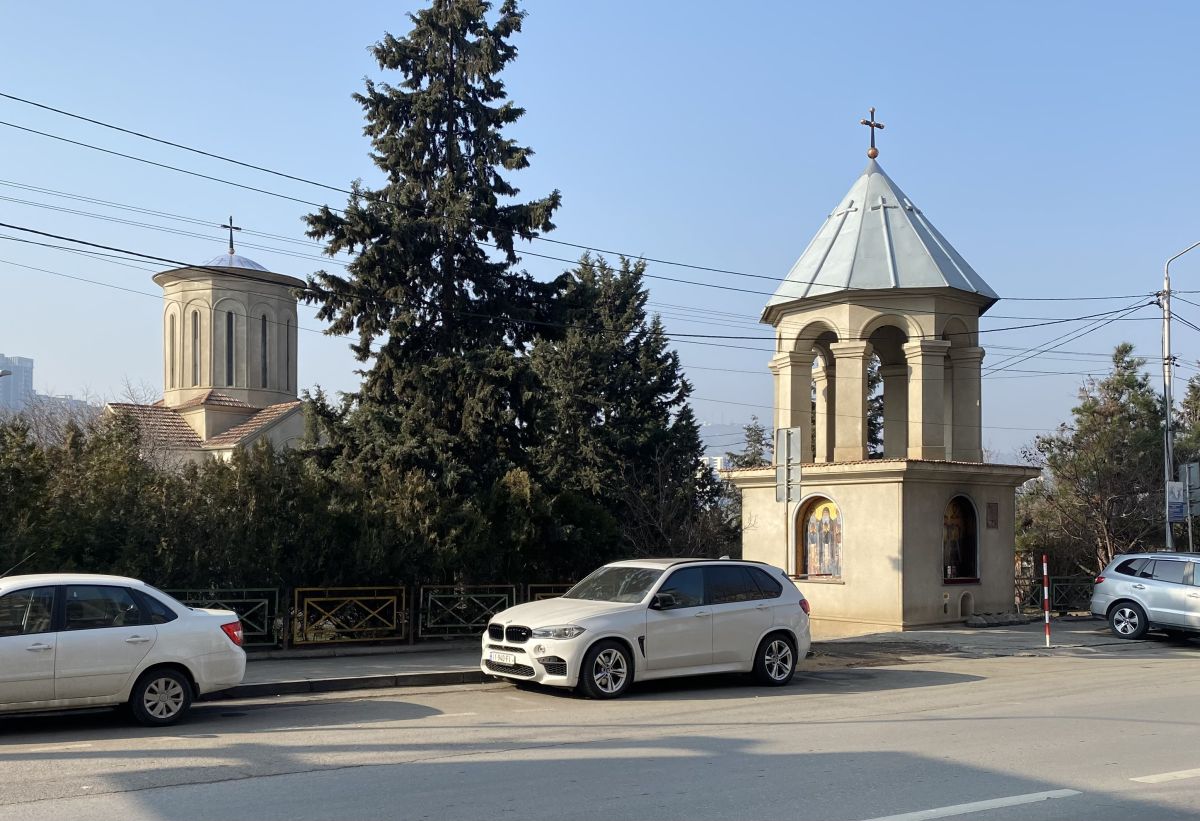 Тбилиси. Церковь Трёх Святителей (?) у моста Багратиони. архитектурные детали, Церковь и входная звонница, вид через улицу