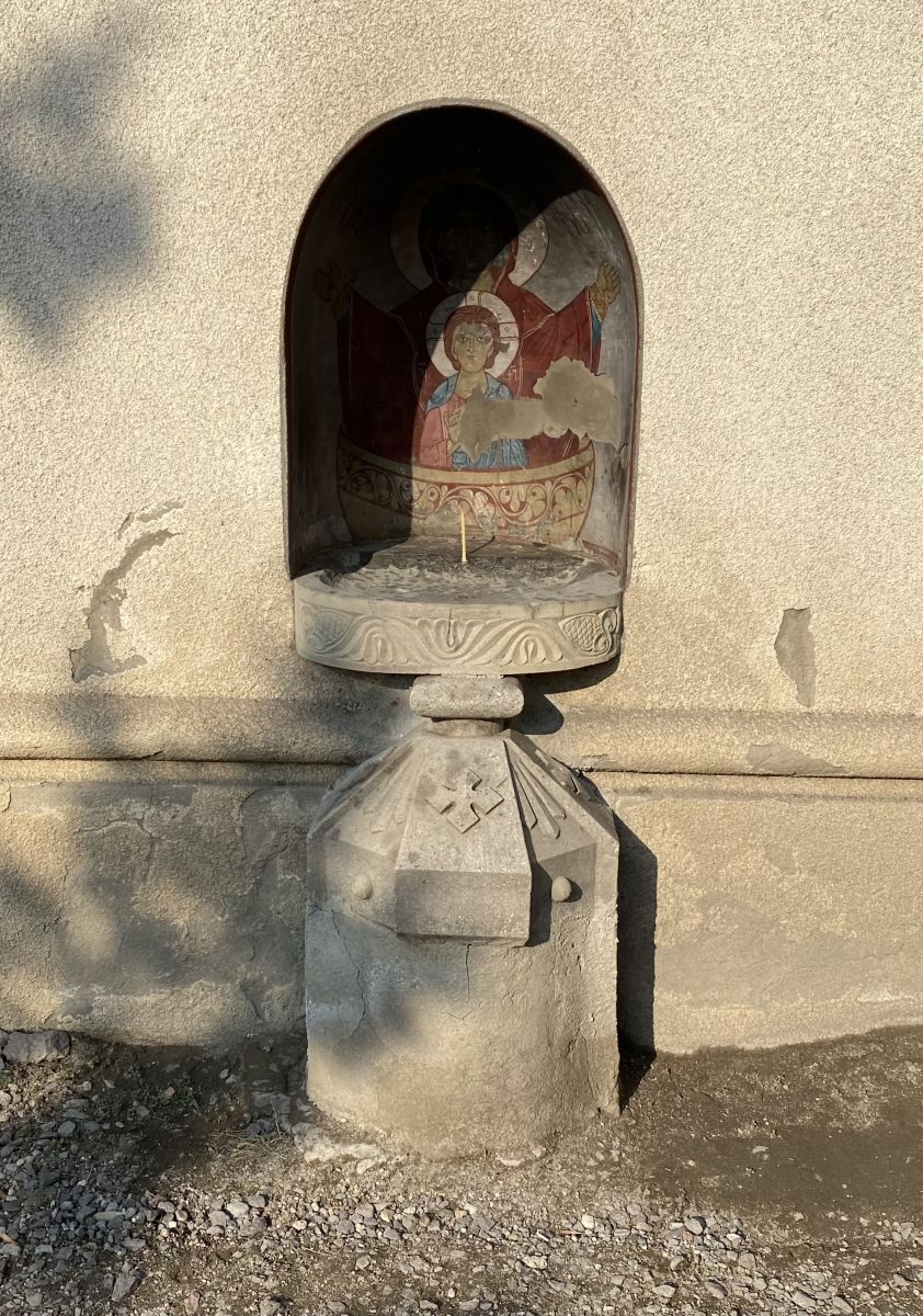 Тбилиси. Церковь Трёх Святителей (?) у моста Багратиони. архитектурные детали, Ниша с подсвечником в стене звонницы