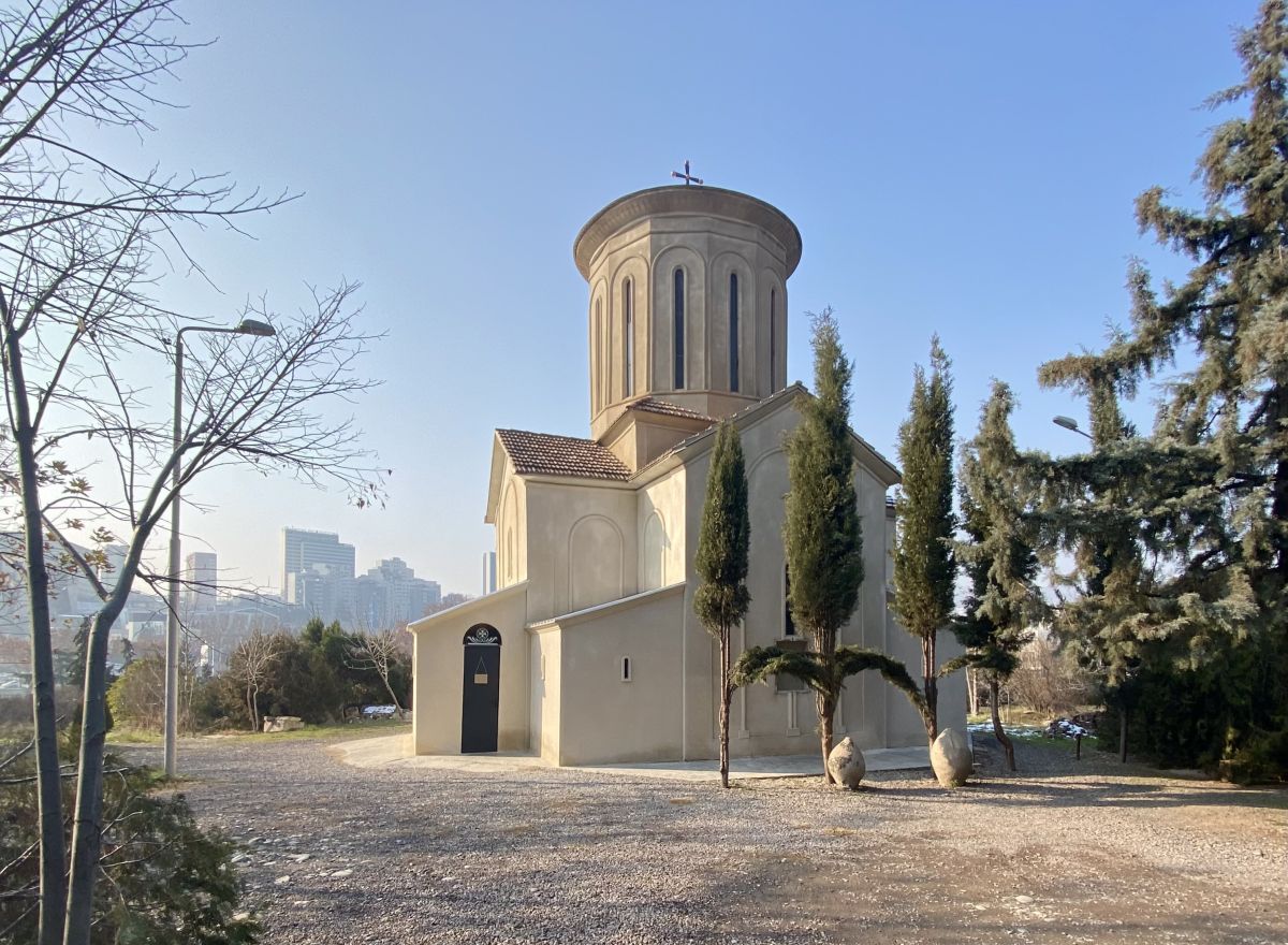Тбилиси. Церковь Трёх Святителей (?) у моста Багратиони. фасады, Вид с юго-востока