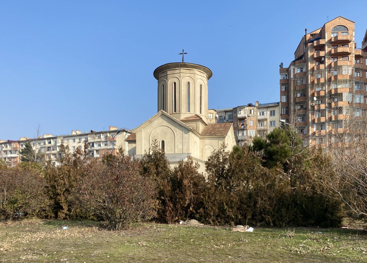 Тбилиси. Церковь Трёх Святителей (?) у моста Багратиони. фасады, Общий вид с юго-запада