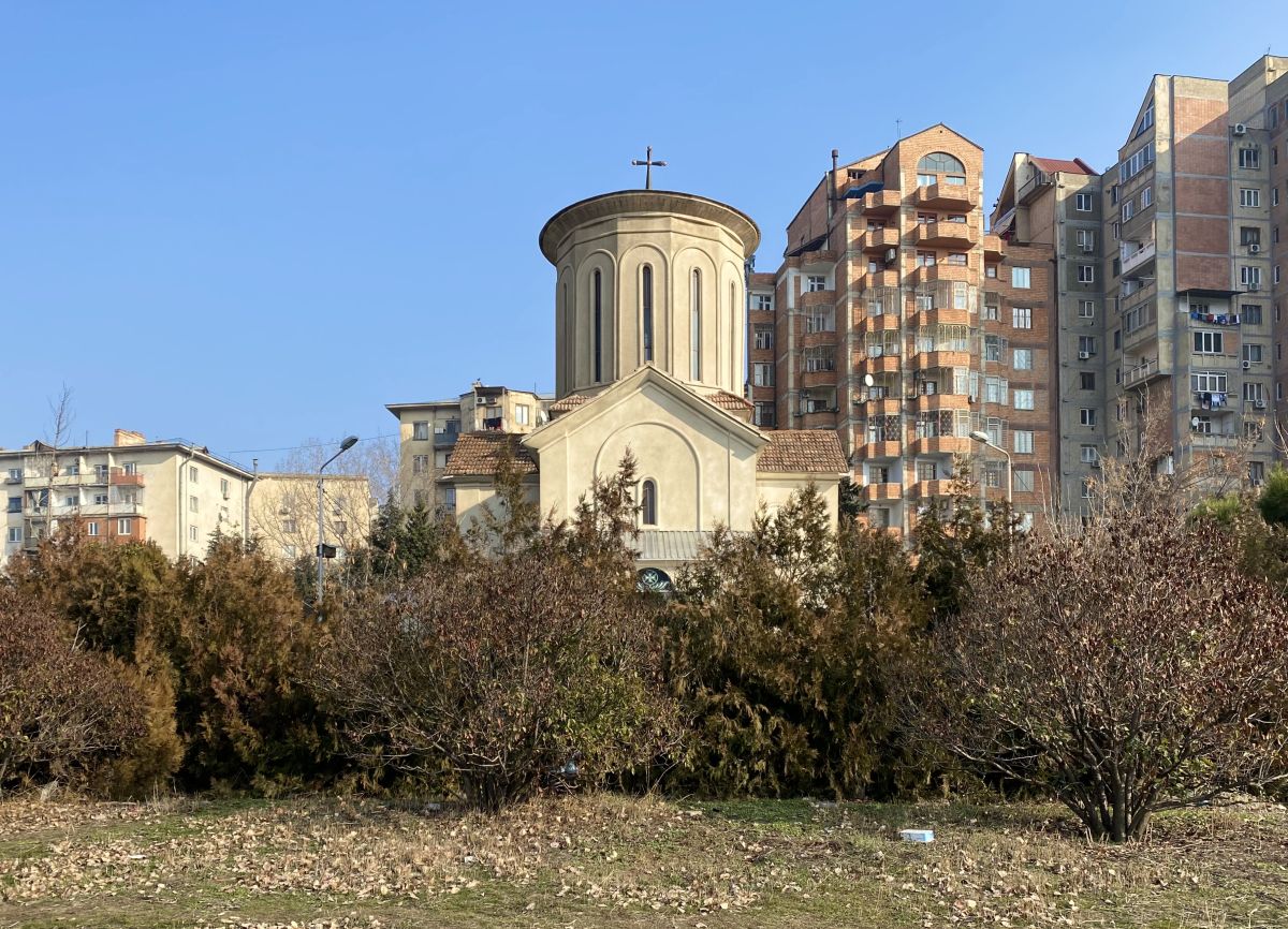 Тбилиси. Церковь Трёх Святителей (?) у моста Багратиони. архитектурные детали, Общий вид с запада