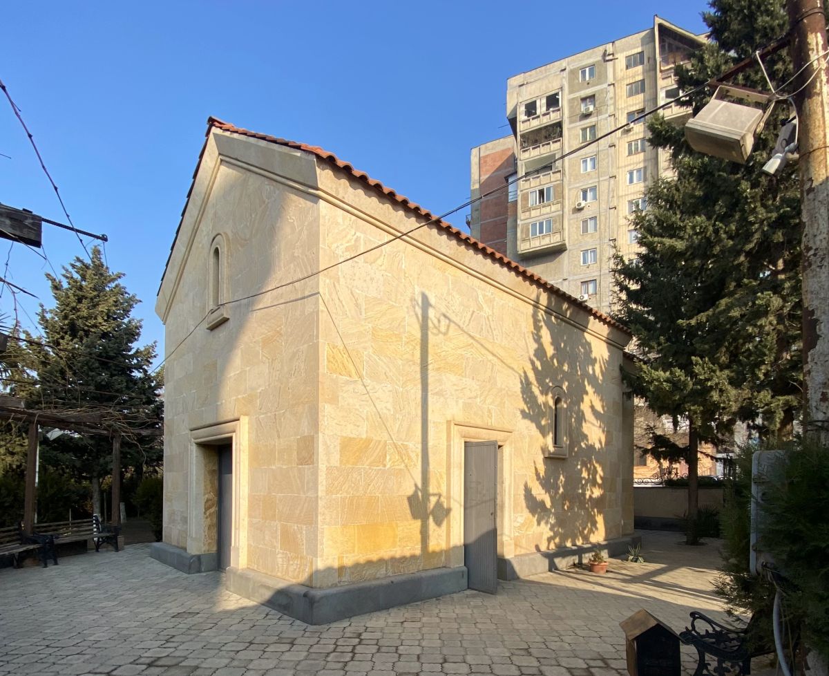 Тбилиси. Неизвестная малая церковь при церкви Георгия Победоносца у моста Багратиони. фасады, Вид от входа в Георгиевскую церковь