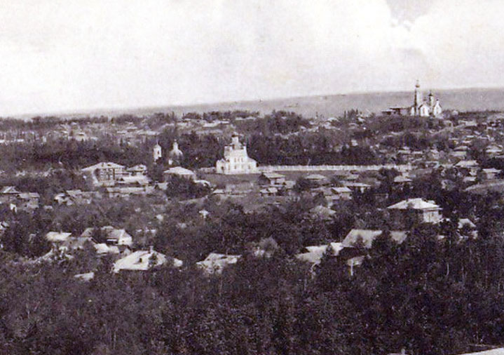 Фрагмент с открытки начала ХХ в. Церковь Двенадцати апостолов в центре. Слева кладбищенская Воскресенская церковь., архивная фотография. Церковь Двенадцати  апостолов, Сарапул (Сарапульский район и г. Сарапул, Республика Удмуртия)